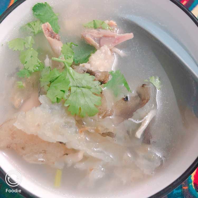 刺豚鱼皮鸡肉排骨汤的做法