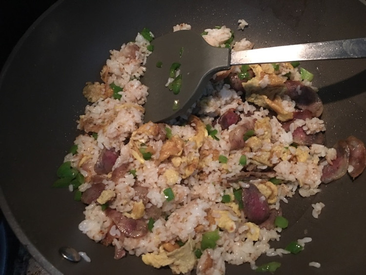 青椒香肠炒饭的做法