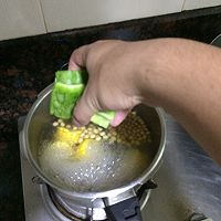 苦瓜玉米排骨汤的做法图解4
