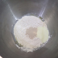 #精品菜谱挑战赛#一颗柠檬红豆酥粒吐司的做法图解2