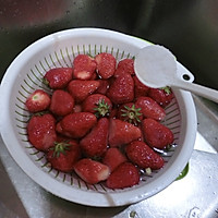 果酱女王之香香甜甜草莓酱的做法图解1