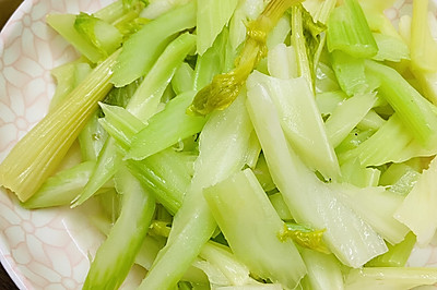 清炒芹菜