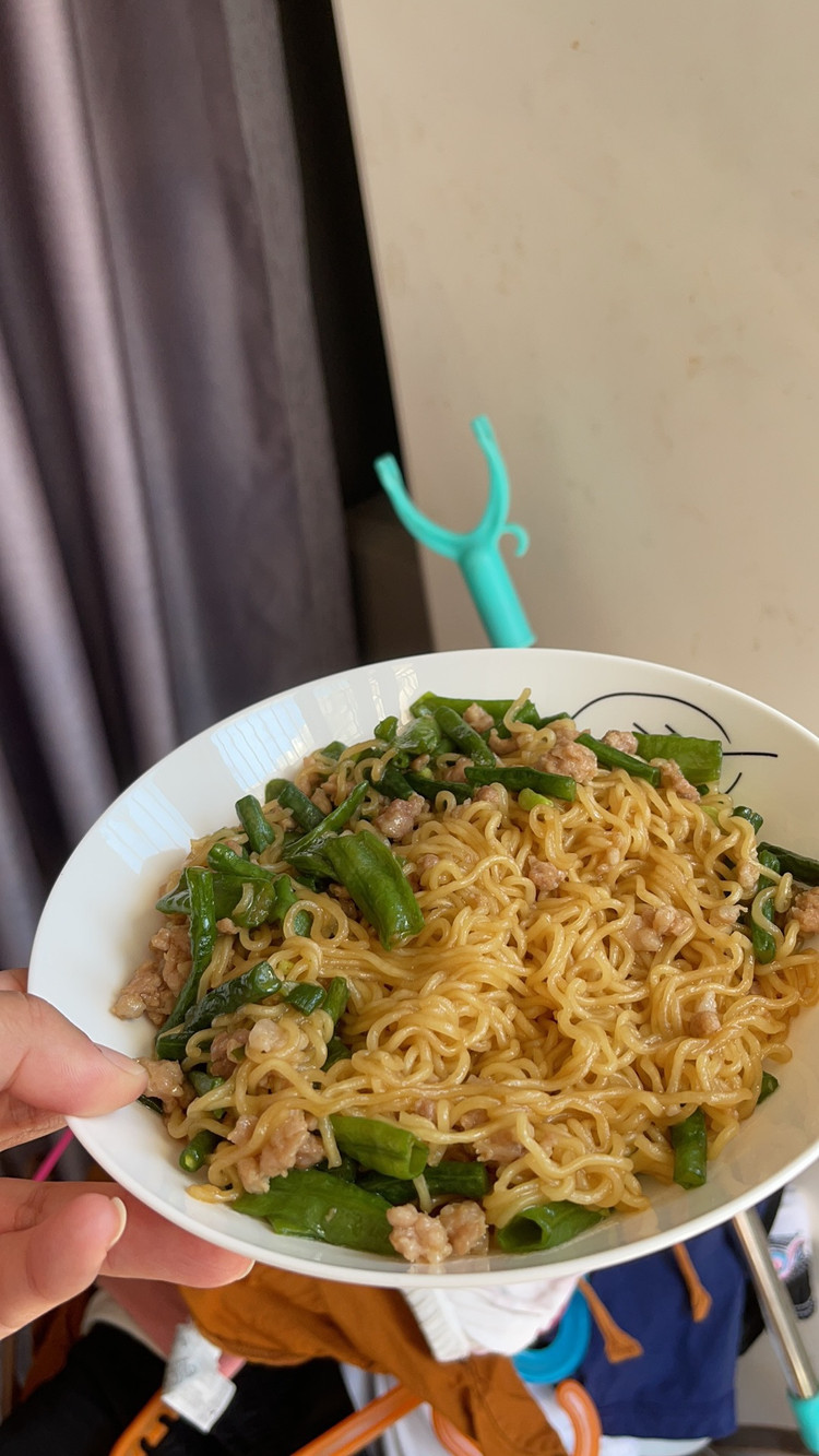 豆角炒方便面（蛮妈乱做系列）的做法