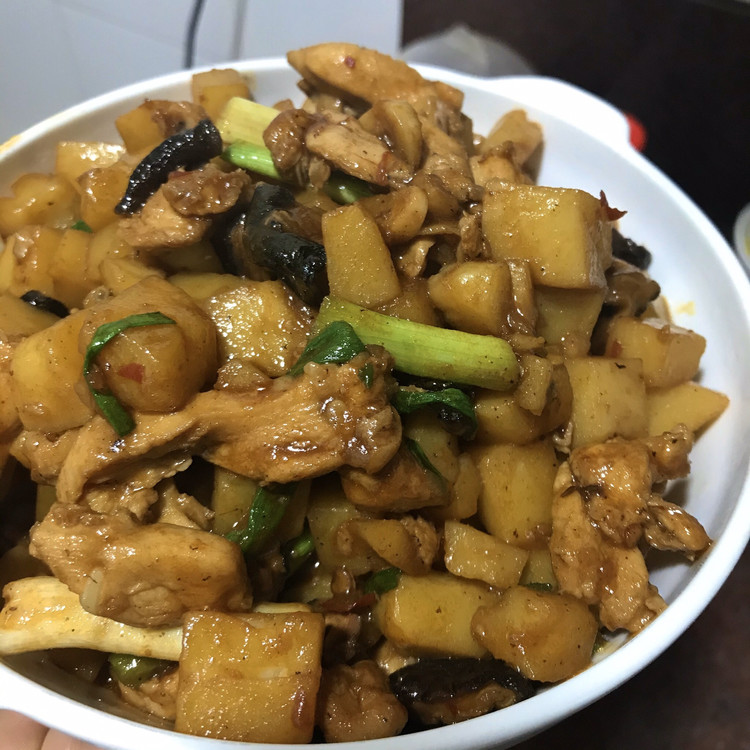 土豆焖鸡的做法