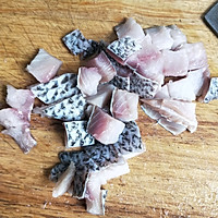 辣椒酥炒鱼块+＃鲜有赞，爱有伴＃的做法图解1