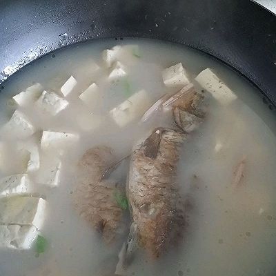 鲫鱼莲藕豆腐汤