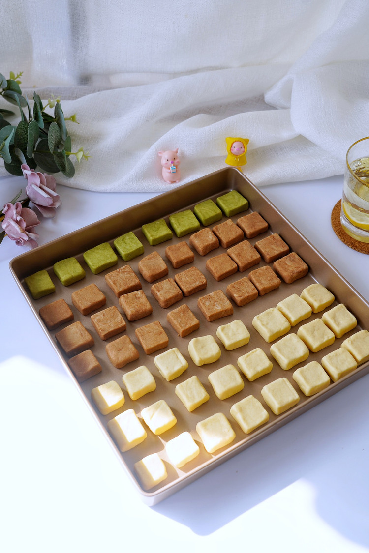 一次成功香酥可口三色炼乳小方的做法