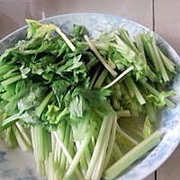 芹菜炒腊肉的做法图解1