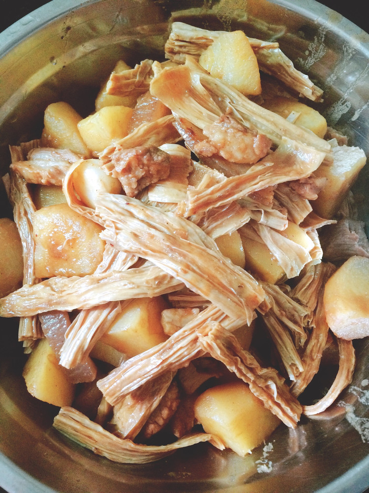 土豆支竹焖猪肉的做法