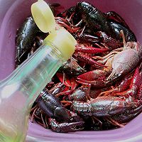 吮指酱烧小龙虾#在“家”打造ins风美食#的做法图解2