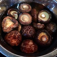 鸡脚香菇煲的做法图解3