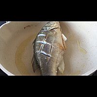 奶奶教的家族秘制红烧鲈鱼，上桌连汤汁都不剩#下饭红烧菜#的做法图解3