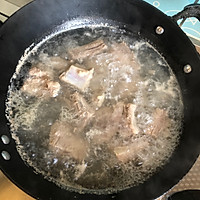 汤鲜味美的白萝卜排骨汤的做法图解1