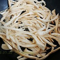 葱椒肉生炒菇菇的做法图解1