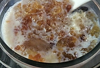 雪莲子雪耳红枣炖桃胶的做法