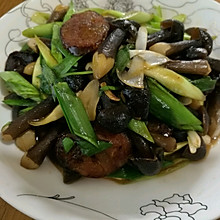 腊肠炒黑鸡枞