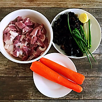 #馅儿料美食，哪种最好吃#胡萝卜木耳肉包子的做法图解1
