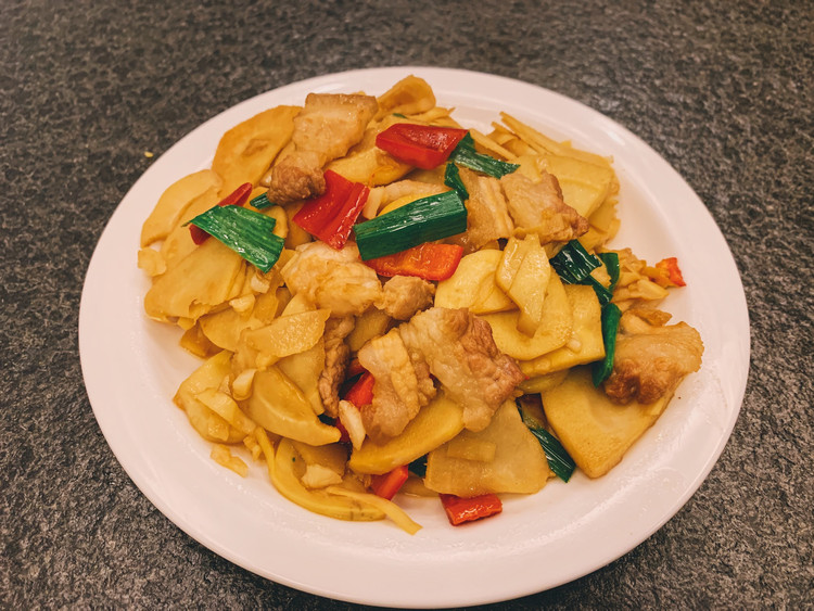 来自婆婆的家常菜：春笋三层肉的做法