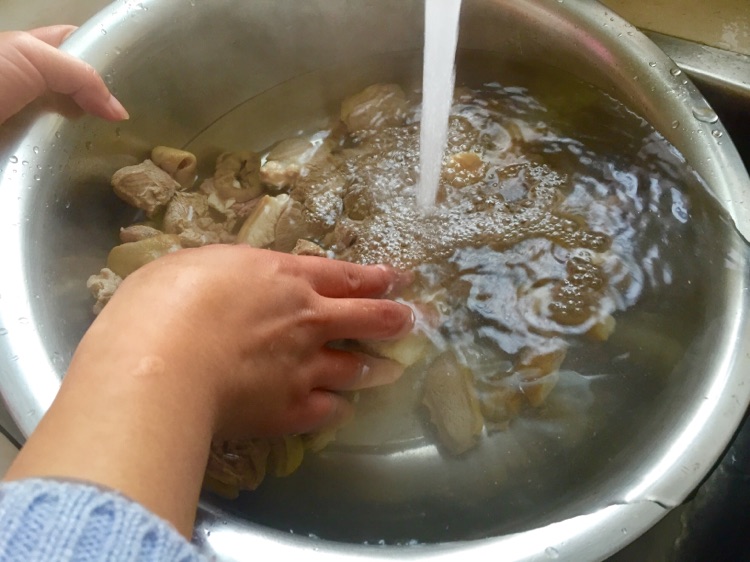 红萝卜炖羊肉的做法图解2