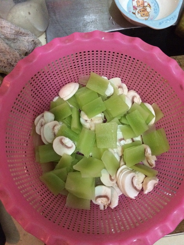 莴笋蘑菇炒文蛤的做法图解1