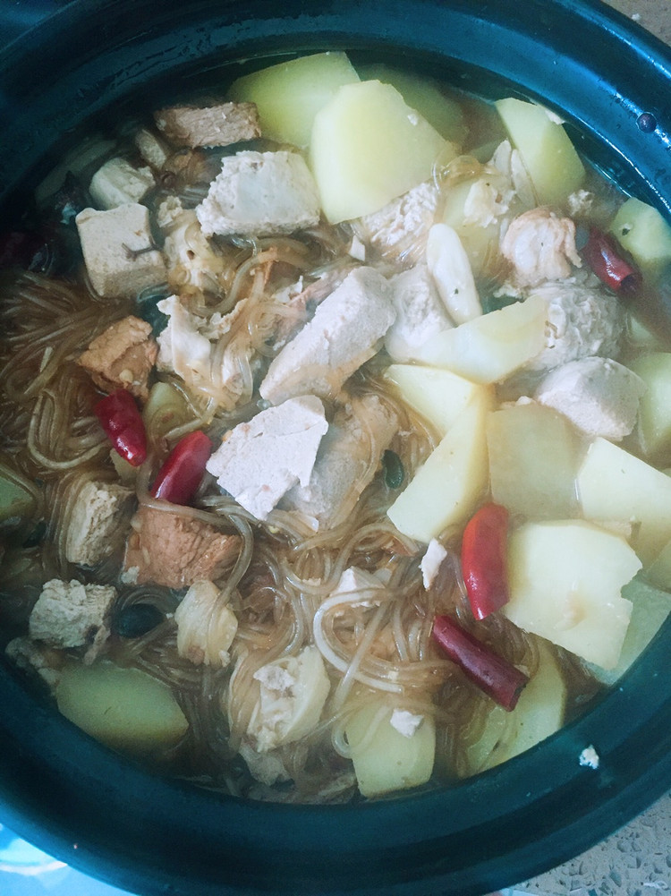 砂锅土豆冻豆腐猪肉炖粉条的做法