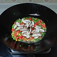 香菇炒饭#金龙鱼营养强化维生素A新派菜油#的做法图解3