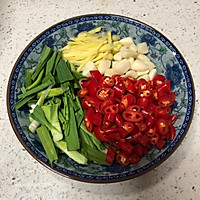 干锅茶树菇炒腊肉的做法图解2
