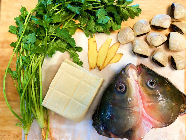 奶白色的白贝香菜/芫茜鱼头豆腐汤