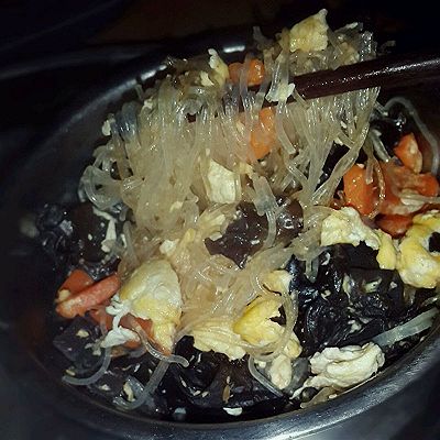 胡萝卜木耳鸡蛋炒粉丝
