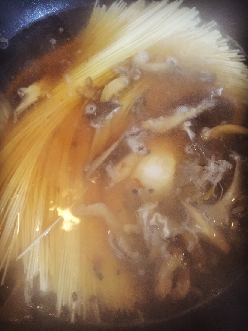 超简单 汤鲜美的蘑菇肉丝鸡蛋面的做法图解3