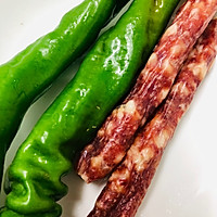 青椒炒腊肠的做法图解1