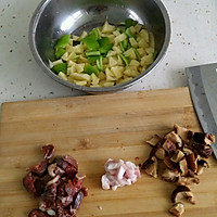 土豆香菇腊肠肉丁焖/煲仔饭(易)的做法图解2