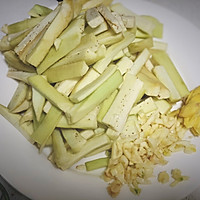 营养又健康 茄子炒肉的做法图解1