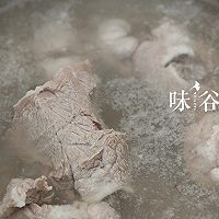 胡萝卜玉米筒骨汤的做法图解2