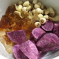 紫薯莲子百合烩桃胶的做法图解1