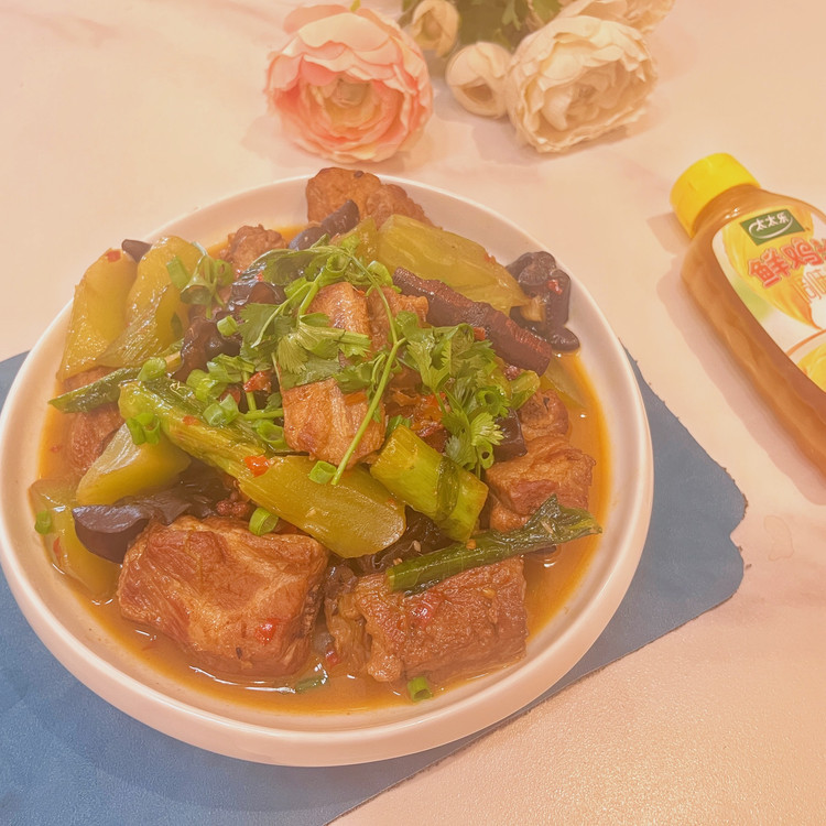 莴笋木耳烧排骨的做法