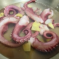 #减一点更好#芹菜炒鱿鱼须的做法图解3