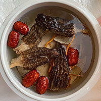羊肚菌炖鸡汤-味道鲜美、提高免疫力的做法图解3