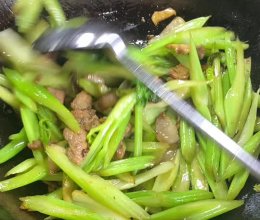 家常菜：芹菜炒肉的做法