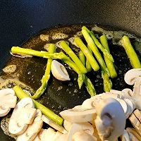 #刘畊宏女孩减脂饮食#香煎牛排配白蘑菇芦笋的做法图解4