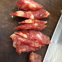 腊肠炒葫芦瓜的做法图解1
