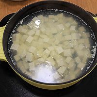 #冬季滋补花样吃法#提高免疫力还补钙的无油花甲豆腐汤的做法图解4