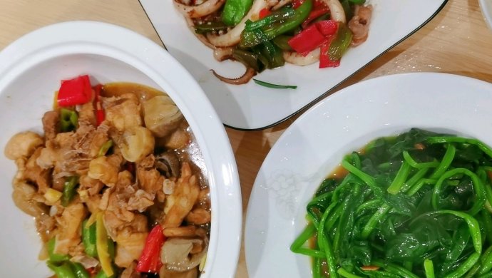 家常菜，草菇炒鸡肉， 辣椒爆鱿鱼须，豆瓣酱炒菠菜，家常便饭