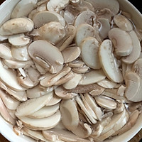 口蘑青椒炒肉的做法图解2