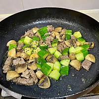黑胡椒蘑菇黄瓜牛肉粒的做法图解5