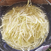 炝土豆丝的做法图解1