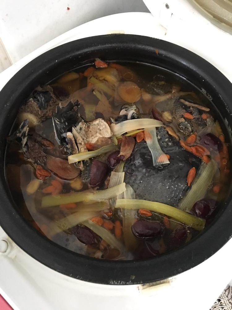 补血益气乌鸡汤的做法