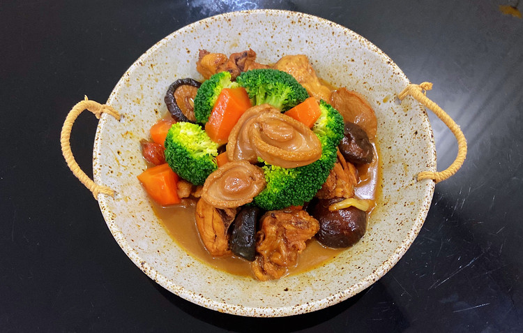 鲍鱼香菇炖鸡，鲍鱼肉质厚实Q弹，鸡肉鲜美无比，看着就流口水～的做法