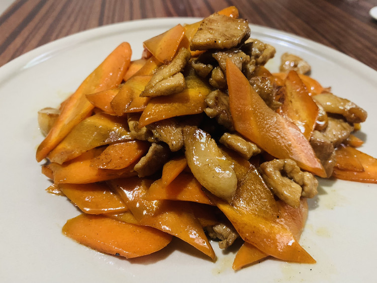 能让孩子吃三碗饭的家常版胡萝卜片炒肉的做法