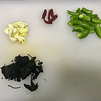 黄辣丁闷豆腐的做法图解1